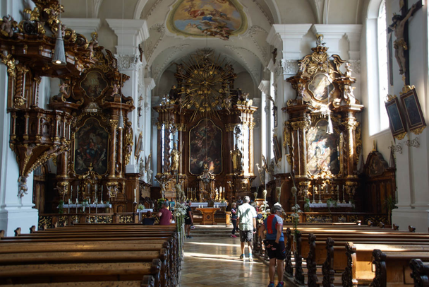 Innenansicht Stiftskirche Mariä Himmelfahrt Medlingen
