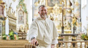 Pater Ulrich - von Gold umgeben in der Klosterkirche © Trykowski