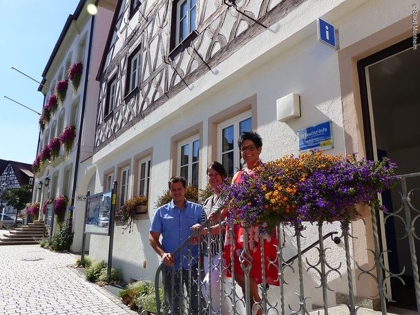 8699655_mitarbeiter-der-tourist-info-monheim.jpg
