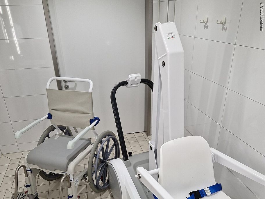 18077141_jurabad-pool-lift-fuer-menschen-mit-beeintraechtigung.jpg