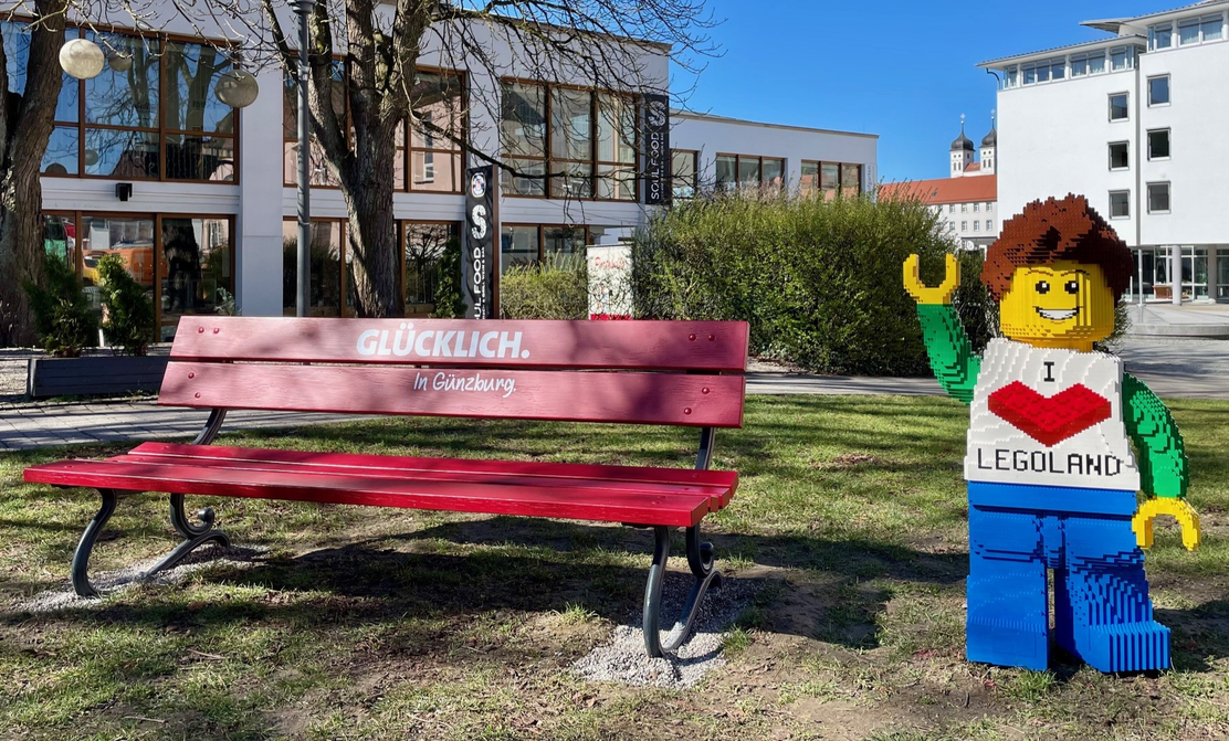 Glücklichbank und Legoboy Jahnwiese Günzburg