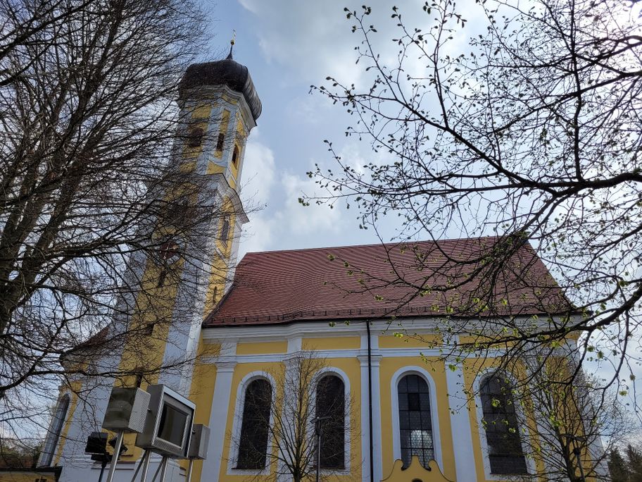 Die Wallfahrtskirche Maria Vesperbild wurde Mitte des 18. Jahrhunderts erbaut.