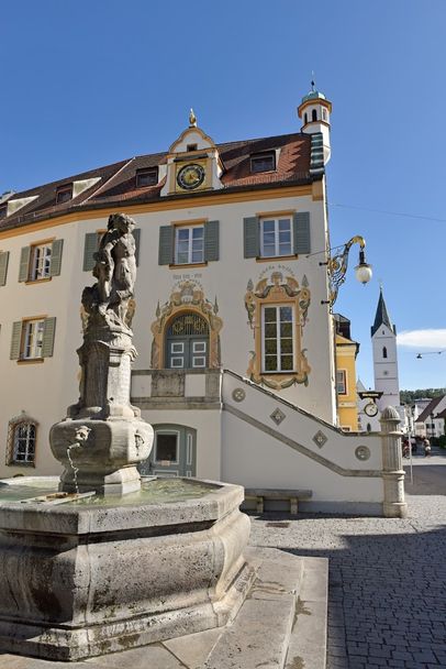 MAR-Altes Rathaus Fürstenfeldbruck mit Leonhardikirche_Hochkant_Landkreis Fürstenfeldbruck©LRA FFB_Thorsten Broenner.JPG