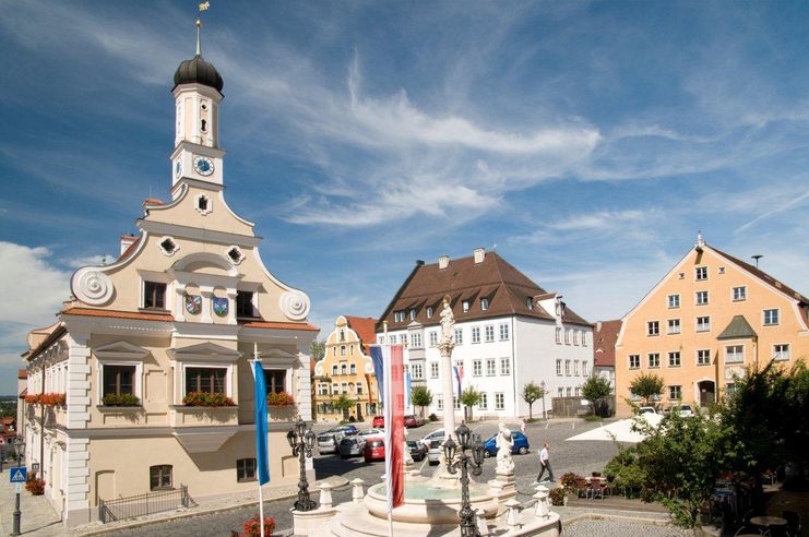 friedberger-rathaus-und-marienplatz-foto-reinhold-ratzer_klein-altbayerische-herzogst-dte