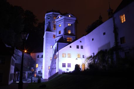 Wassertürme bei Nacht