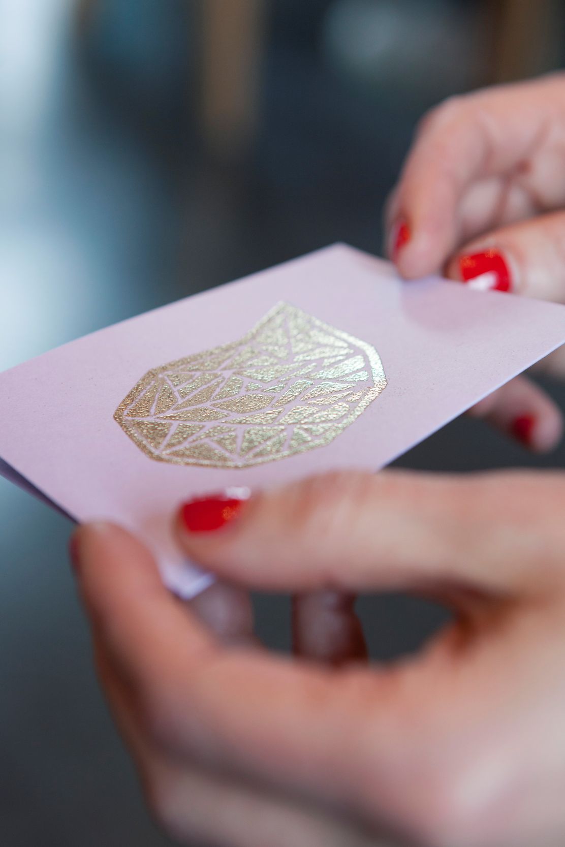 Stempeln und Embossing. Farbenfrohe Ornamente aus besonderen Stempeln