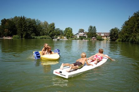 Lech Camping Surfbrett und gelbes Boot.jpg