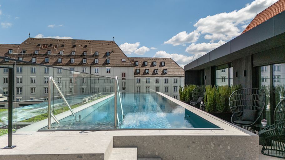 x_Augsburg_Maximilians_Rooftop Pool_(c)Hotel Maximilian’s _ Drei Mohren GmbH