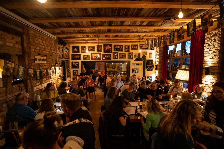 Ukulelespielen im Fiddlers Green Irish Pub