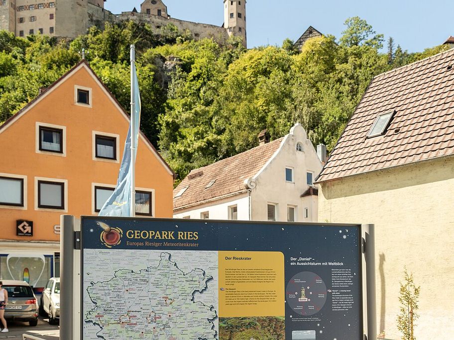 17051319_geopark-ries-infostelle-harburg-mit-schloss-harburg.jpg