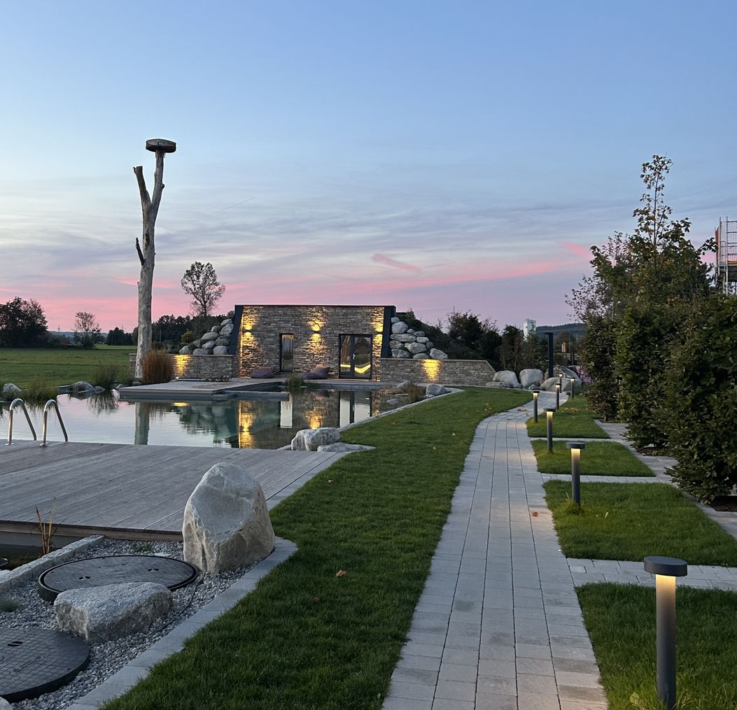 Außenbereich, Naturschwimmteich mit Außen-Sauna