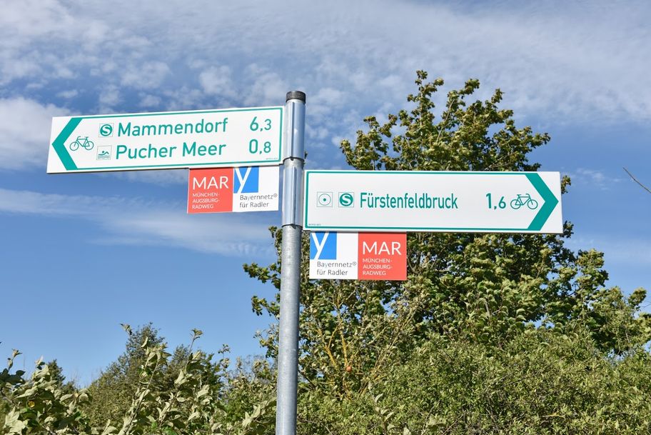 MAR-Wegweiser mit Einhängeplakette München-Augsburg-Radweg_Landkreis Fürstenfeldbruck©LRA FFB_Thorsten Broenner.JPG
