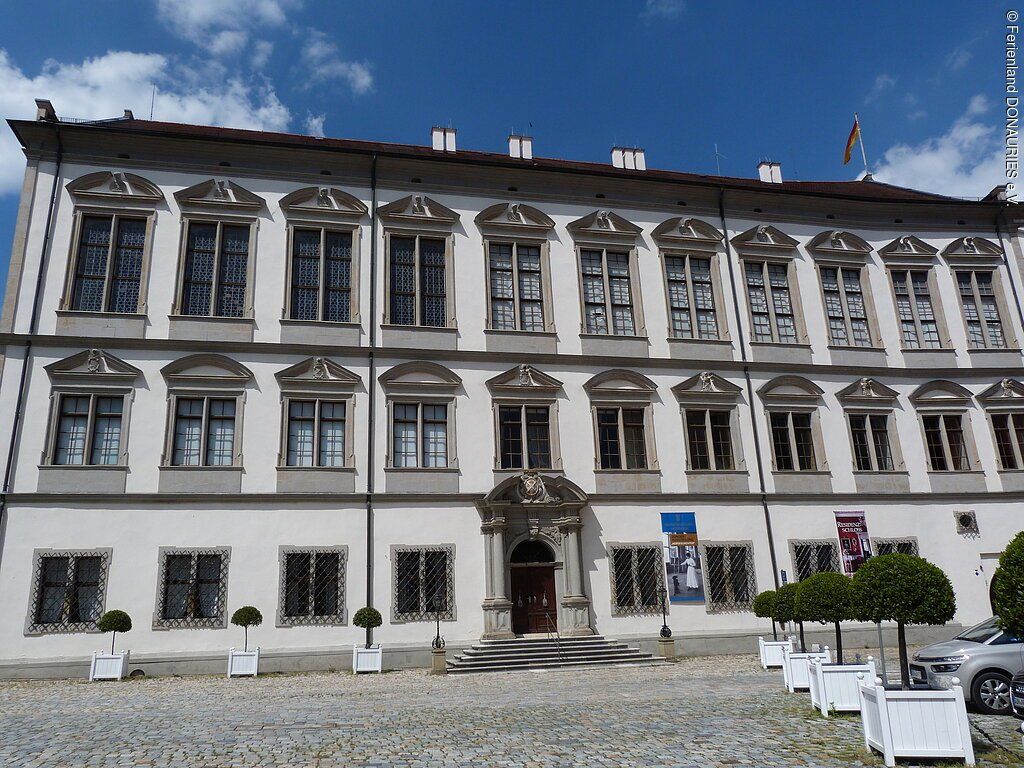 14192383_residenzschloss-oettingen-aussenansicht.jpg
