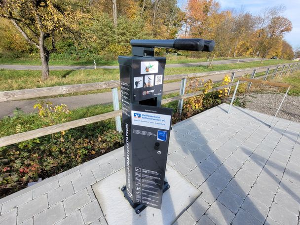 Radreparatur-Station am großen Parkplatz südlich Roggenburg