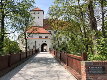 Wittelsbacher Schloss Brücke, Foto Museum im Wittelsbacher Schloss Friedberg .jpg