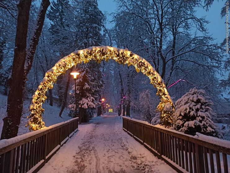 Funkelnder Lichtpark an der Donauwörther Promenade
