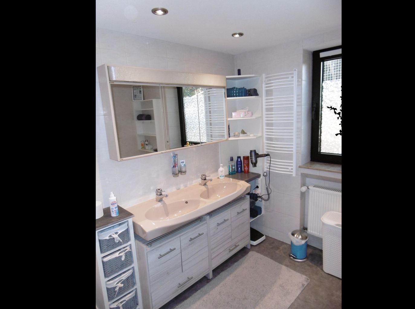 Bad, Sanitär, WC / Doppelwaschtisch / Tageslichtfenster