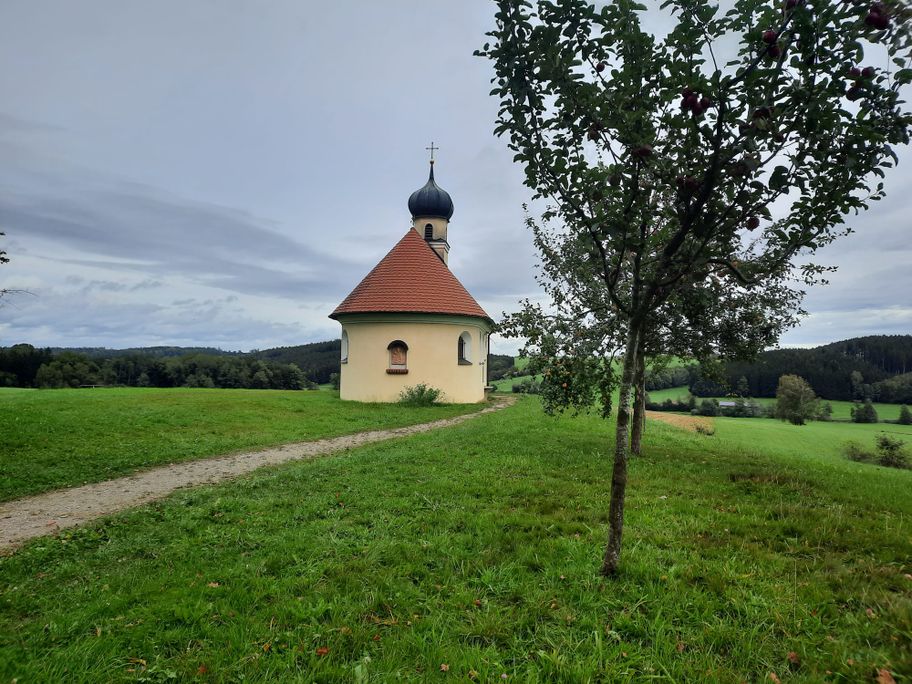 Die Fuggerkapelle liegt in der Nähe von Olgishofen.