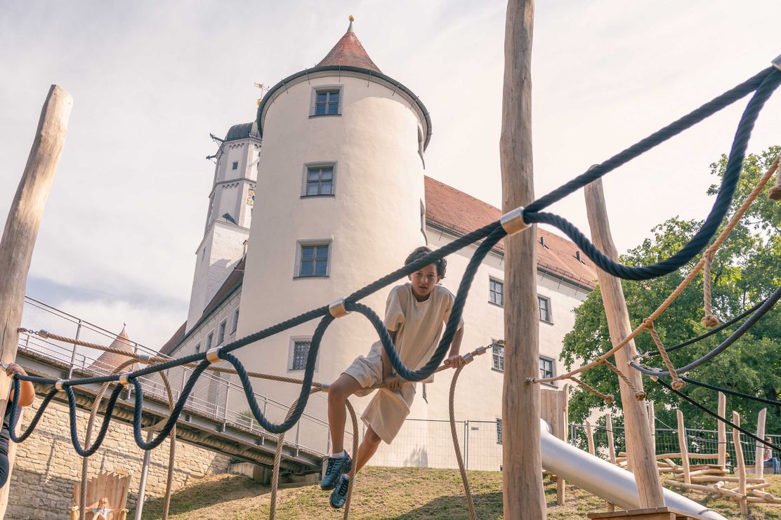 Sich wie Prinz oder Prinzessin fühlen: Im Hochseilgarten mit Blick auf die Türme von Schloss Höchstädt geht das ganz einfach.