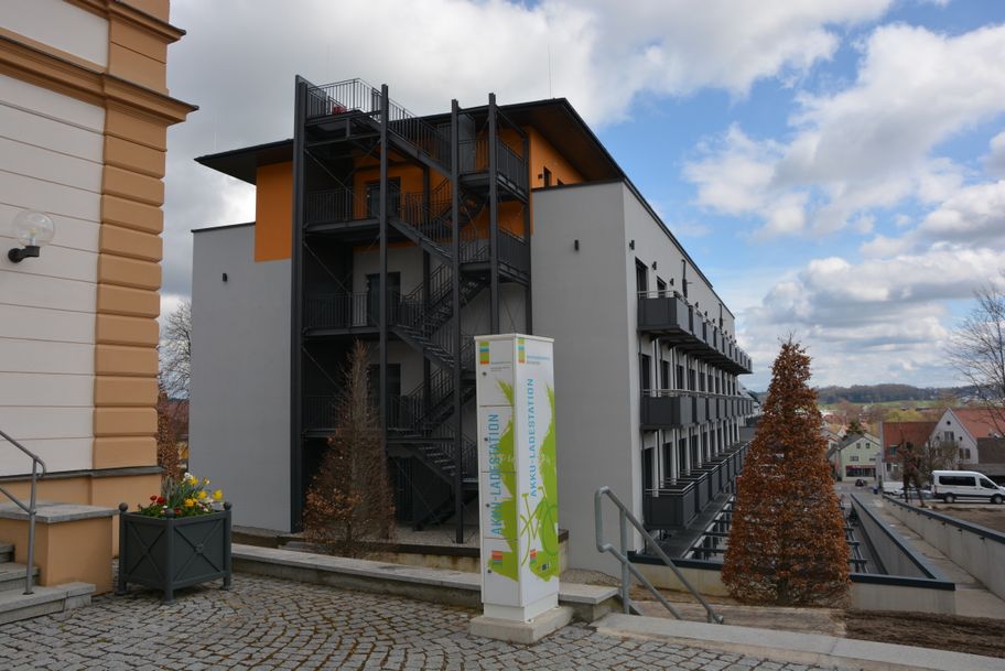 Akkuladeturm_Stadt-Burgau_Rathaus (2).JPG