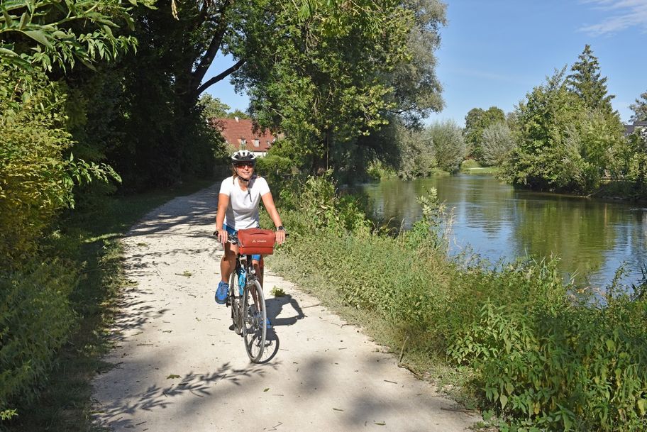 MAR-Radlerin am Mühlbach in Olching_Landkreis Fürstenfeldbruck©LRA FFB_Thorsten Broenner.JPG