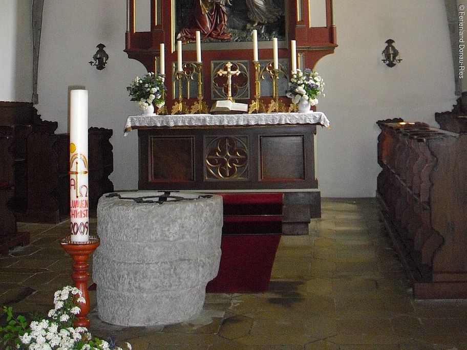 Taufstein und -kerze