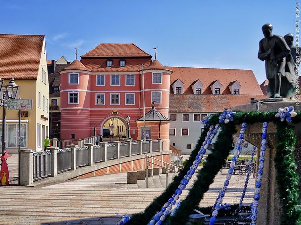 15208573_donauwoerth_altstadtinsel-ried-mit-fischerbrunnen-und-rieder-tor.jpg