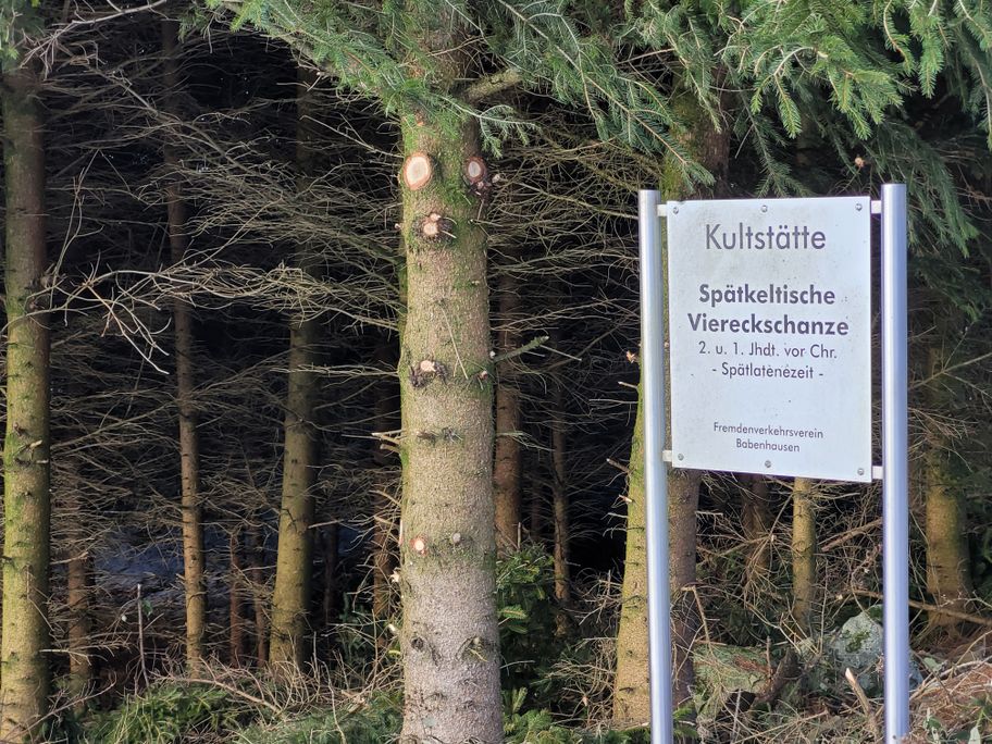 Hinweis auf die Keltenschanze bei Olgishofen.