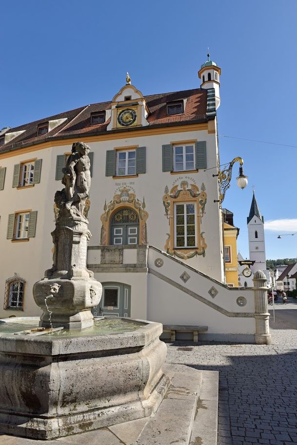 MAR-Altes Rathaus Fürstenfeldbruck mit Leonhardikirche_Hochkant_Landkreis Fürstenfeldbruck©LRA FFB_Thorsten Broenner.JPG