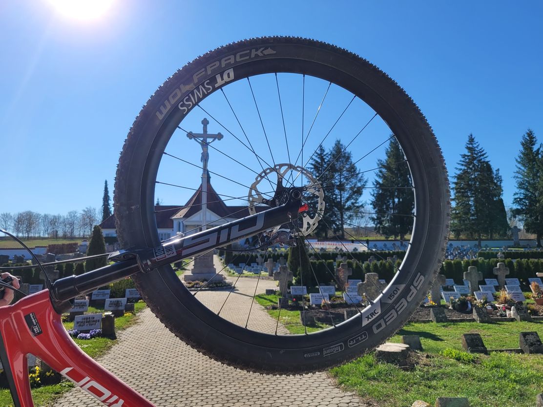 Blick auf Ringeisen-Grabstätte, auch mit dem Rad ein lohnendes Ziel.