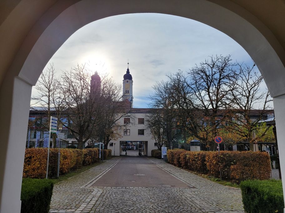 Die Türme von Roggenburg im Sonnenlicht