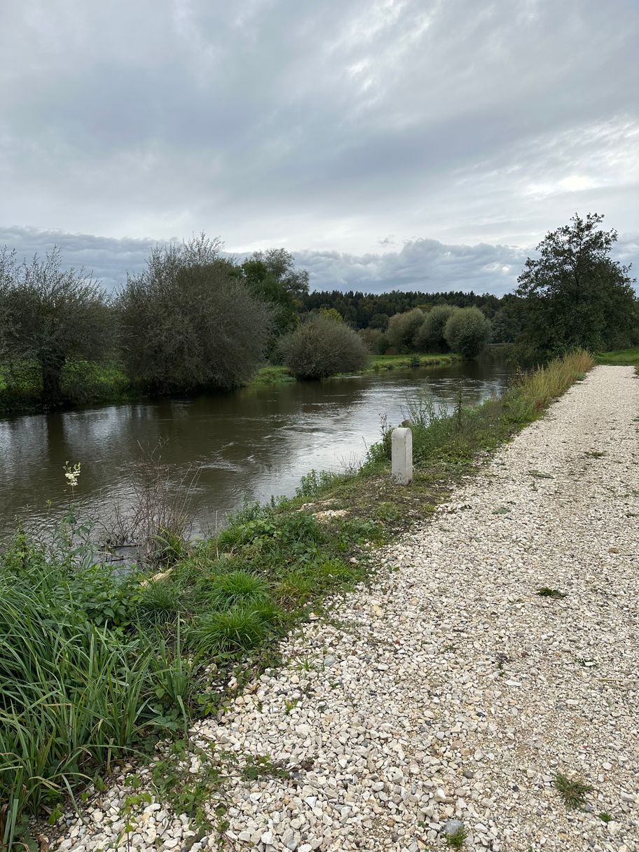 Weg am Stausee entlang