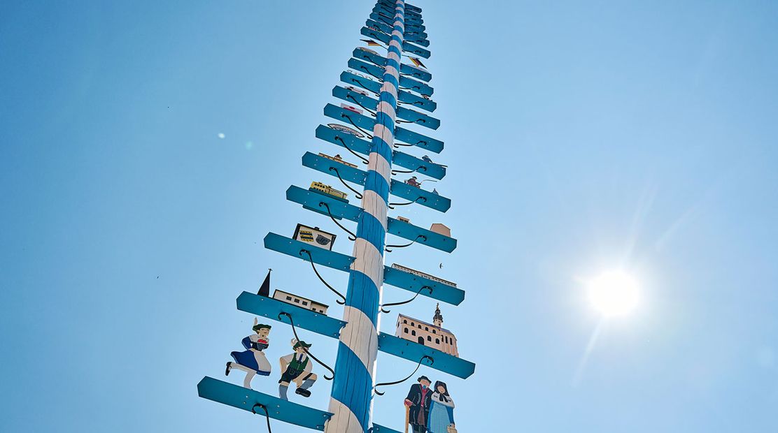 Maibaum-Aufstellung in Kühbach