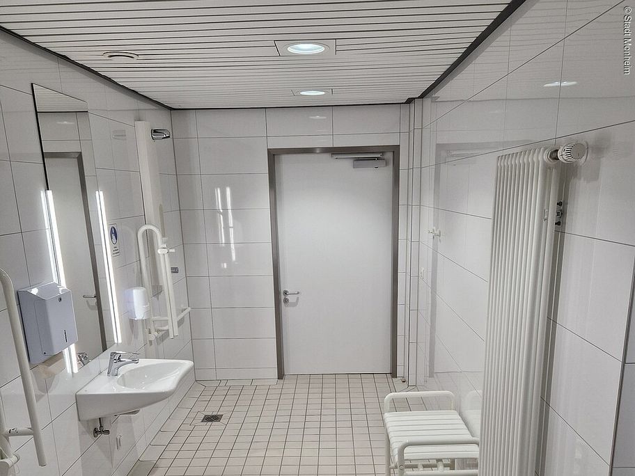 17036099_jurabad-sanitaerbereich-fuer-menschen-mit-beeintraechtigung.jpg