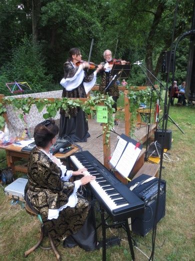 Barockpicknick im Park des Sisi-Schlosses