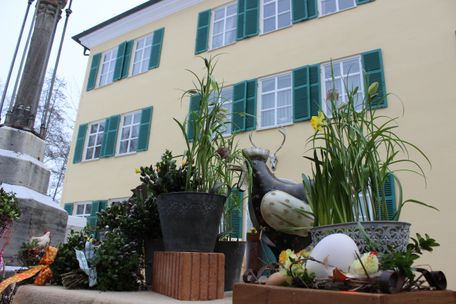 Osterdeko vor Schloss_Kerle.JPG