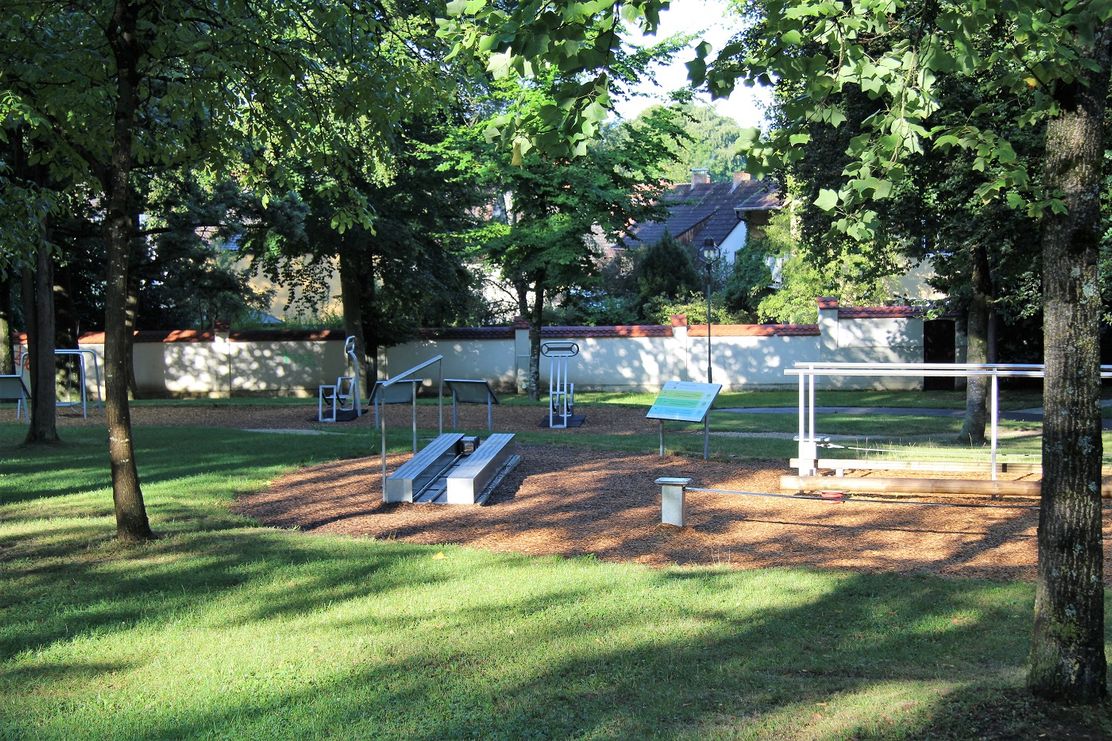 aktiv-parks-stadtgarten-friedber-bewegungsparcours1.JPG