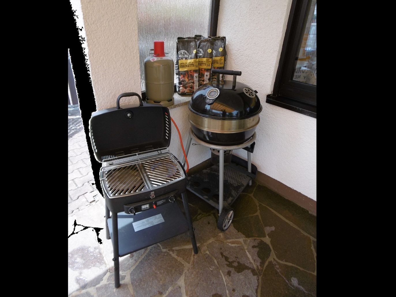 Garten / Terrasse / Holzkohlegrill / Gasgrill / Holzkohle gegen Gebühr / Offenes Feuer im Feuerkorb