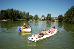 Lech Camping Surfbrett und gelbes Boot.jpg