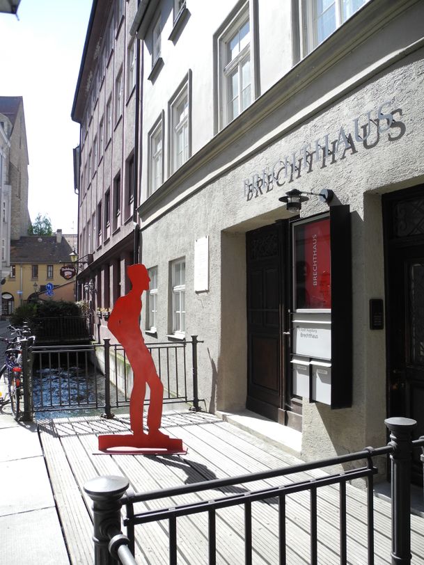 Brechthaus mit Stele Foto Regio Augsburg Tourismus GmbH Rudolf Grillhiesl.jpg