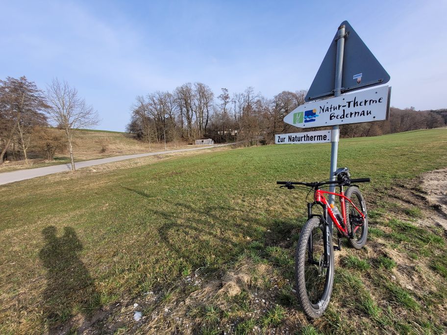 Zur Naturtherme Bedernau.