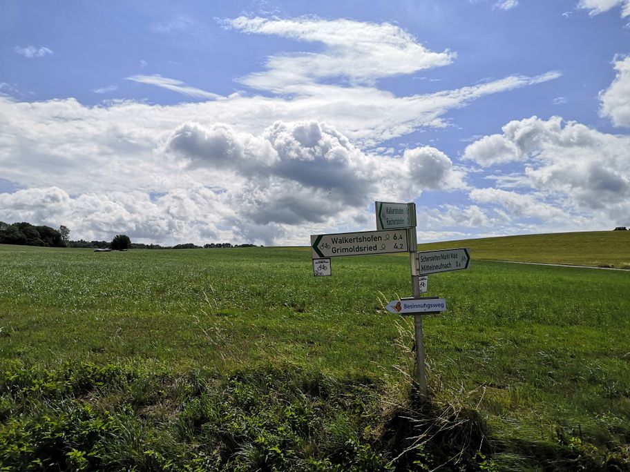 Wegweiser Besinnungsweg_Mittelneufnach_Beatrix Böck_CC BY SA.jpg