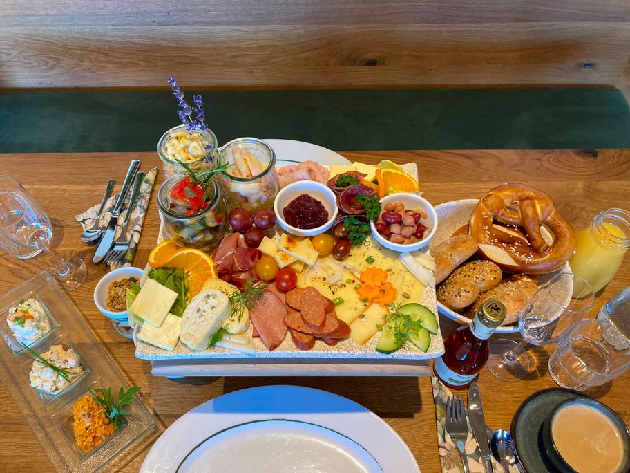 Naturhof Lutzingen - Hofcafe - schön gedeckter Tisch mit Essen