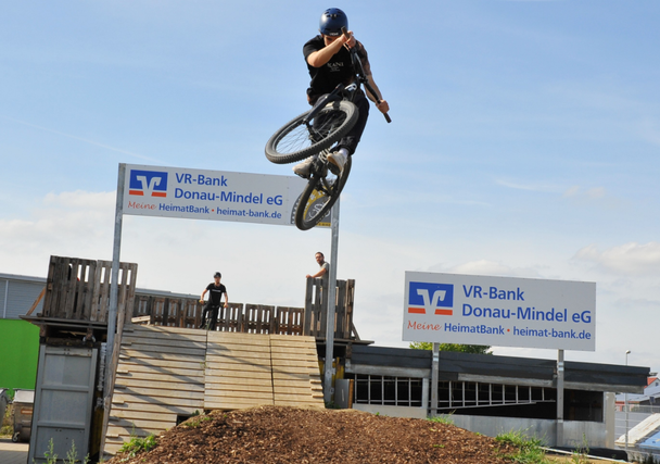 Dirtpark Bike & Tec Lauingen vorn v.l. Steffen Kölmel, Jan Iffert, Peter Aubele, Bürgermeisterin Katja Müller, Nikolaus Egger,Andreas und Kati Benitz oben v.l. Bahnplaner - und Bauer Peer und Benedikt  Wilop, Nick Wiedemann, Helmut Steichele