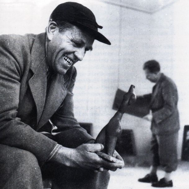 Ernst Geitlinger mit einer Plastik von Ewald Mataré