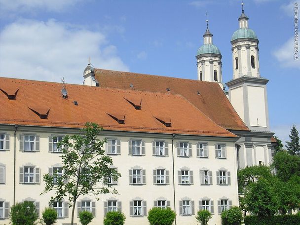 14177547_kloster-holzen-aussen.jpg