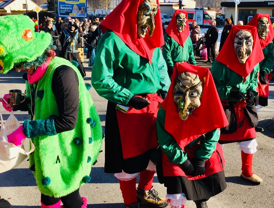 Hägar Faschingsgottesdienst m. anschließenden Gaudiwurm durchs Dorf und Faschingstreiben auf dem Firmengelände der Firma Simon im Gewerbegebiet in Biberach