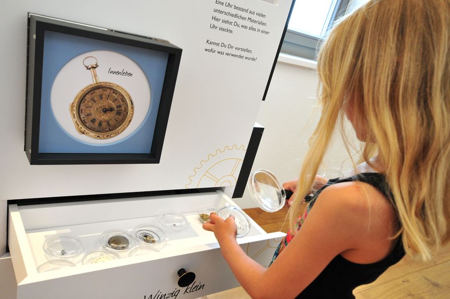 Zerlegte Taschenuhr an der Mitmachstation, Foto Reinhold Ratzer.jpg