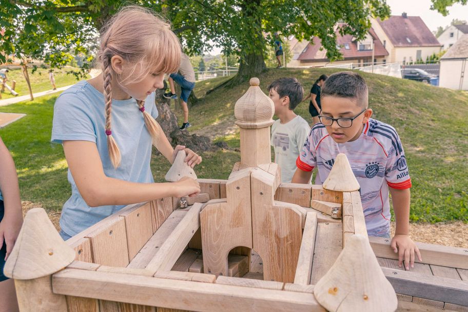 Liebevoll gestaltet – die Murmelbahn lädt alle Kinder zum Spielen und Träumen ein.