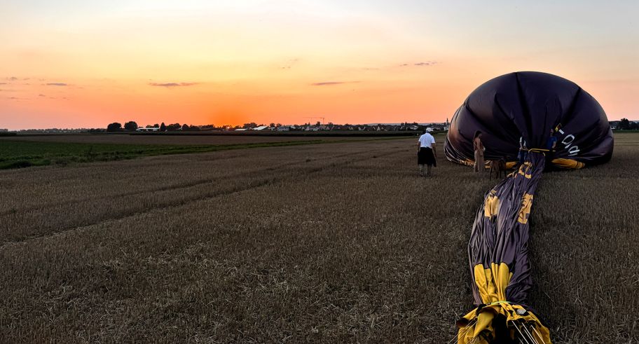 Aufbau des Ballons in Abendstimmung